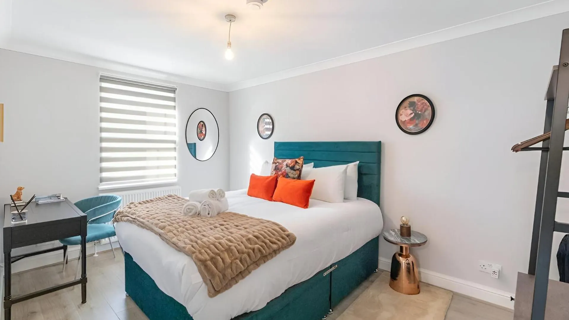 Апартаменты City Sophistication Chic 3-Br For Modern Living Лондон