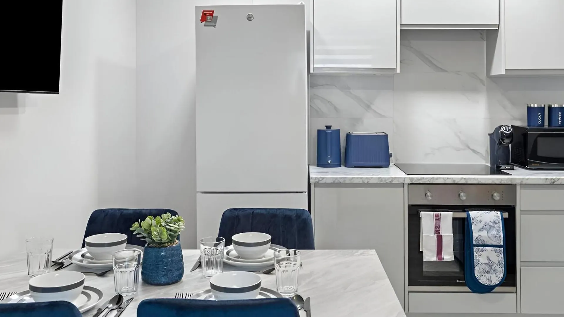City Sophistication Chic 3-Br For Modern Living London Apartment